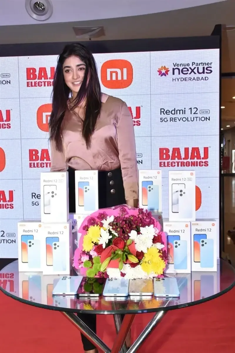 TELUGU ACTRESS DIMPLE HAYATHI LAUNCHED NEW REDMI 12 5G MOBILE 17